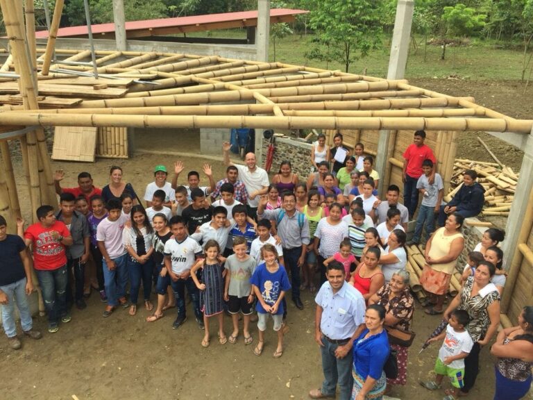 Instituto-Puente-Somos-6-construccion-bambu-biblioteca