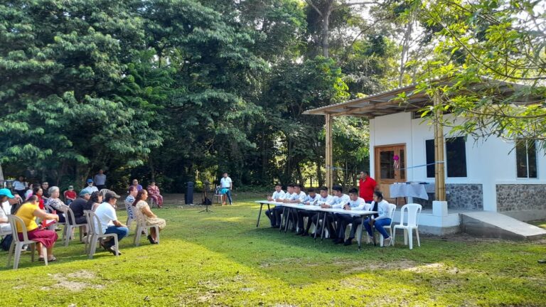 Instituto-Puente-Somos-8-jovenes-rurales-construyen-con-bambú